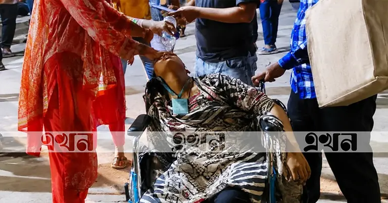 অসুস্থ হয়ে পড়া এক নারী শ্রমিক